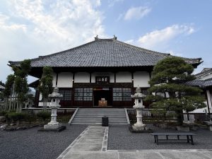 この立派な本堂の中で行いました