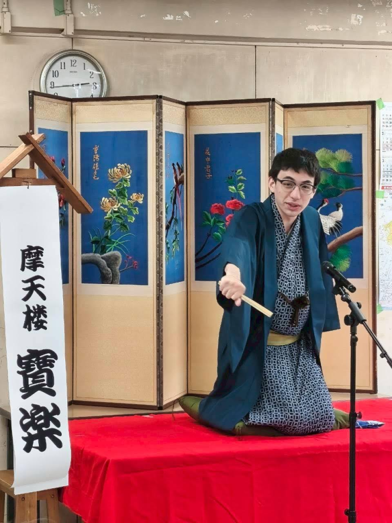 警棒を持っている警官のジェスチャー