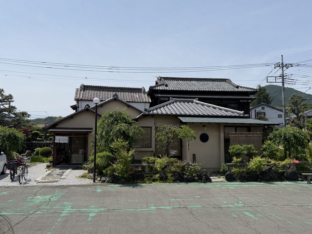 「四辻の齋嘉」正面、駐車場側から