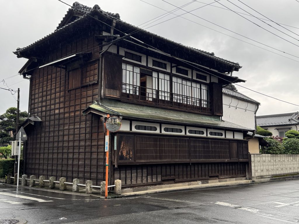 「四辻の齋嘉」四つ辻側から 2階の窓はみんな高価な「結霜ガラス」です